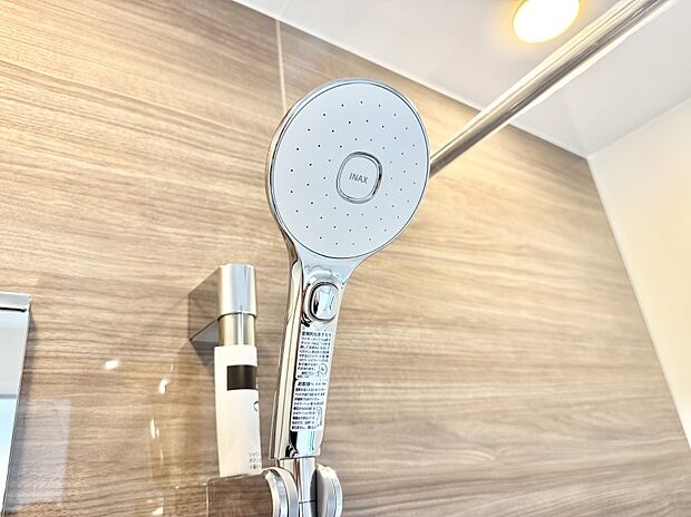 【止水シャワーヘッド】■手元で簡単に止水できるため、水の無駄遣いを減らすことができます。