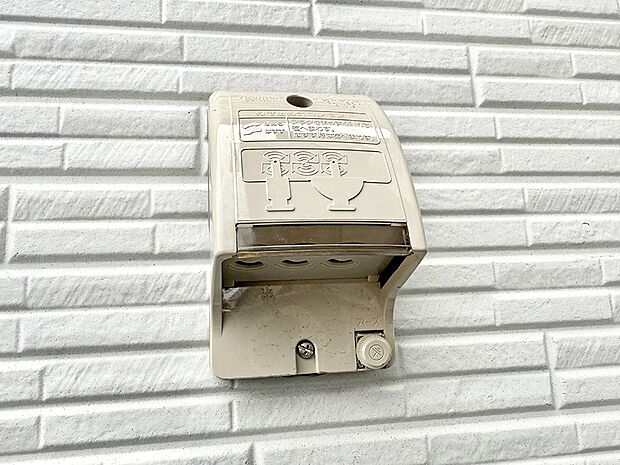 【屋外コンセント】■室内のコンセントから延長コードを引っ張る手間がなくなります。