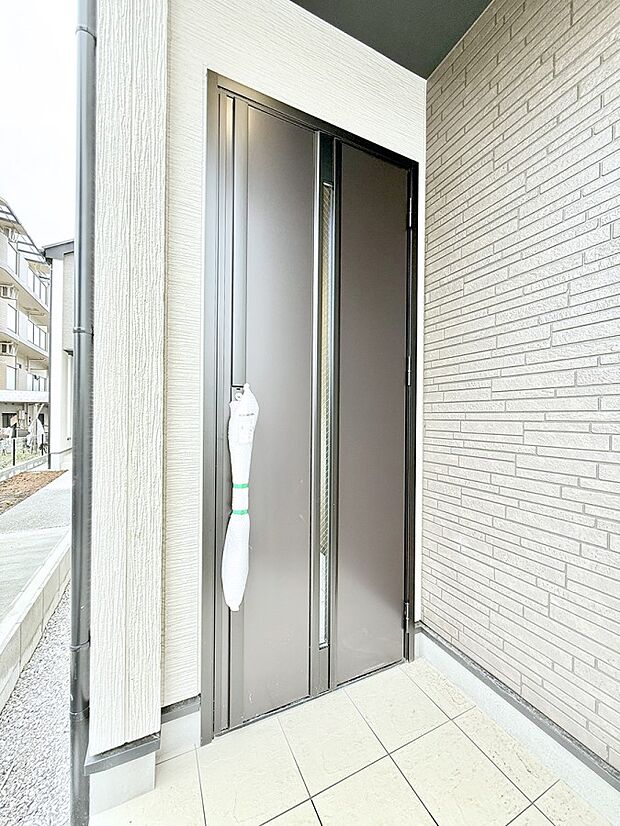 【玄関】2号棟  ■ シンプルで美しく、住まいの第一印象を彩る玄関です