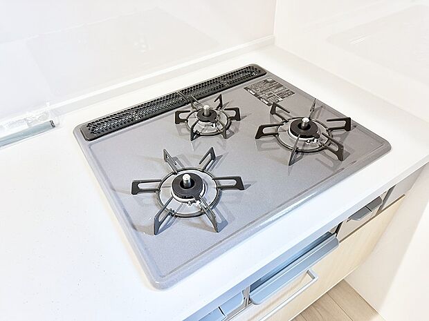 【3口ガスコンロ】■３口コンロのシステムキッチンで料理の手順もスムーズに