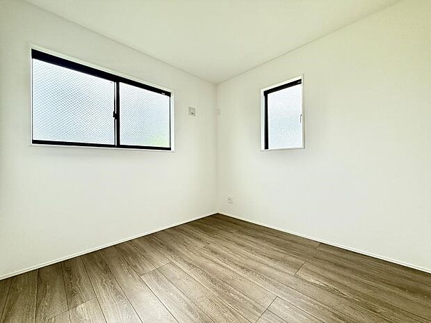 【リビング以外の居室】1号棟  ■落ち着いた色合いのお部屋で穏やかな時間を楽しめます