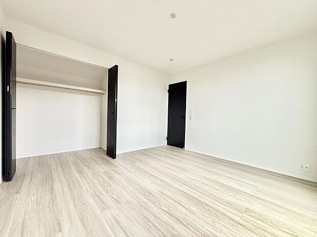 【リビング以外の居室】■落ち着いた色合いのお部屋で穏やかな時間を楽しめます