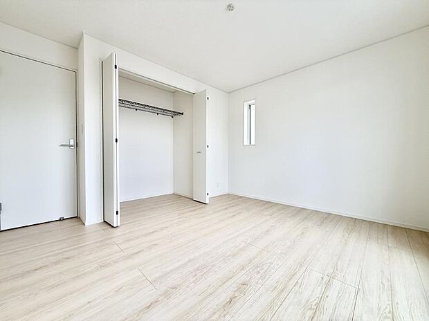 【リビング以外の居室】1号棟 ■落ち着いた色合いのお部屋で穏やかな時間を楽しめます