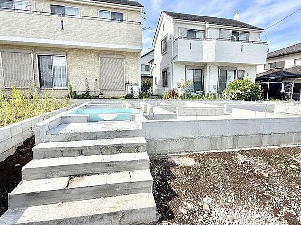 【現地外観写真】2号棟  ■暮らしを彩る充実した設備仕様が備わった住まい