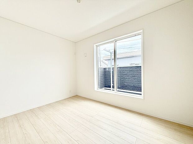 【リビング以外の居室】1号棟 ■落ち着いた色合いのお部屋で穏やかな時間を楽しめます