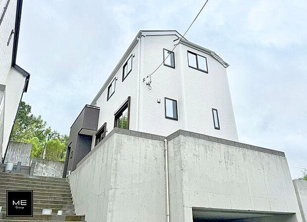 【現地外観写真】2号棟  ■家族みんなが笑顔で過ごせる、安心感のある住まい