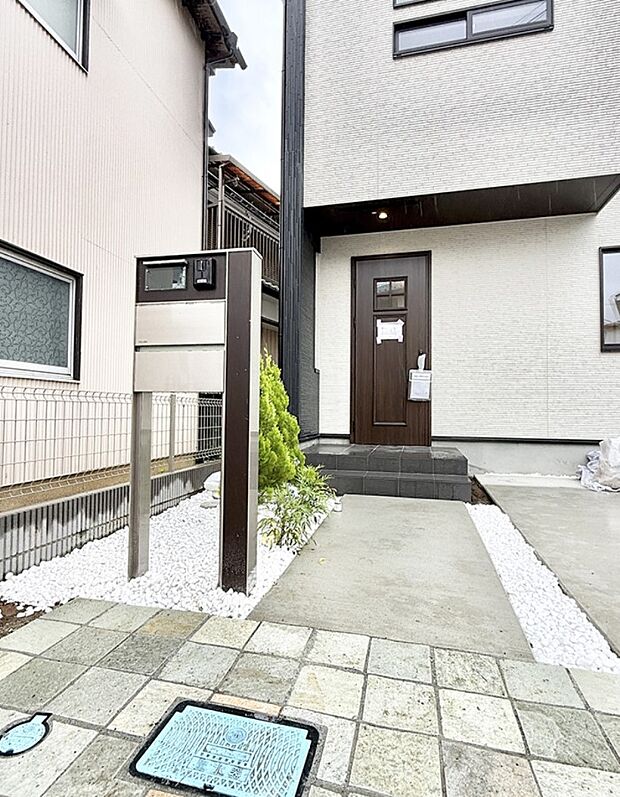 【玄関】1号棟  ■ 心地よい暮らしへとつながる、温かい玄関