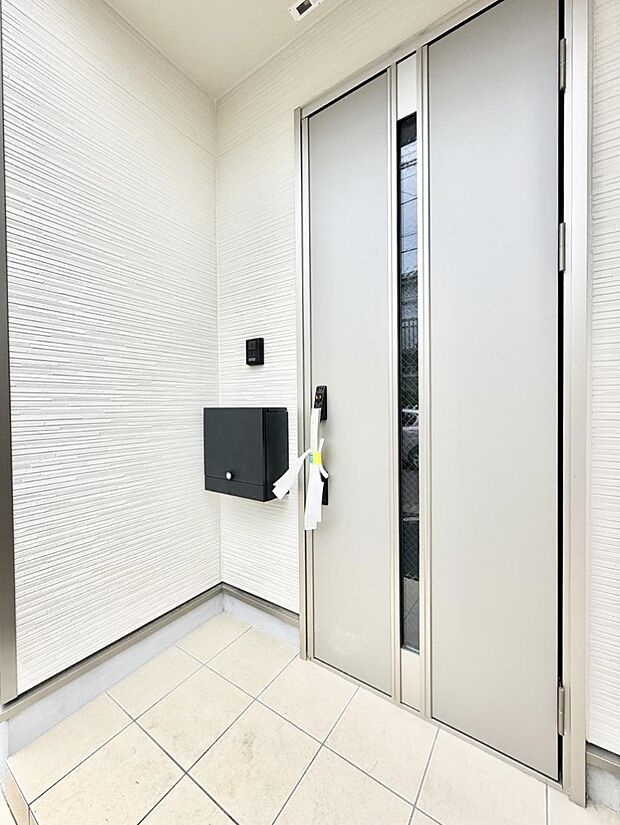 【玄関】2号棟 ■ シンプルで美しく、住まいの第一印象を彩る玄関です