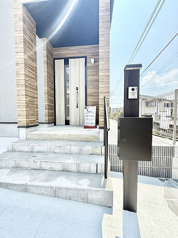 【玄関】1号棟 ■ シンプルで美しく、住まいの第一印象を彩る玄関です