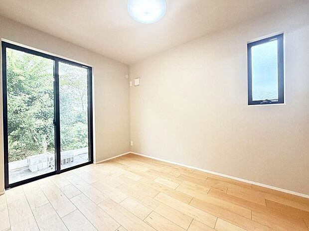 【リビング以外の居室】1号棟 ■落ち着いた色合いのお部屋で穏やかな時間を楽しめます