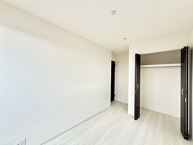 【リビング以外の居室】1号棟 ■シンプルで使いやすい空間がスッキリ感じられます
