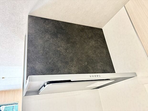 【レンジフード】■調理時の蒸気や匂いが換気扇に誘導され、効率的に排煙ができます。