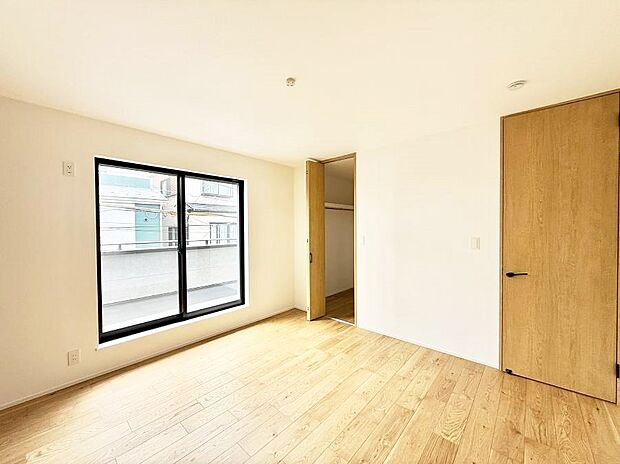 【リビング以外の居室】1号棟 ■落ち着いた色合いのお部屋で穏やかな時間を楽しめます