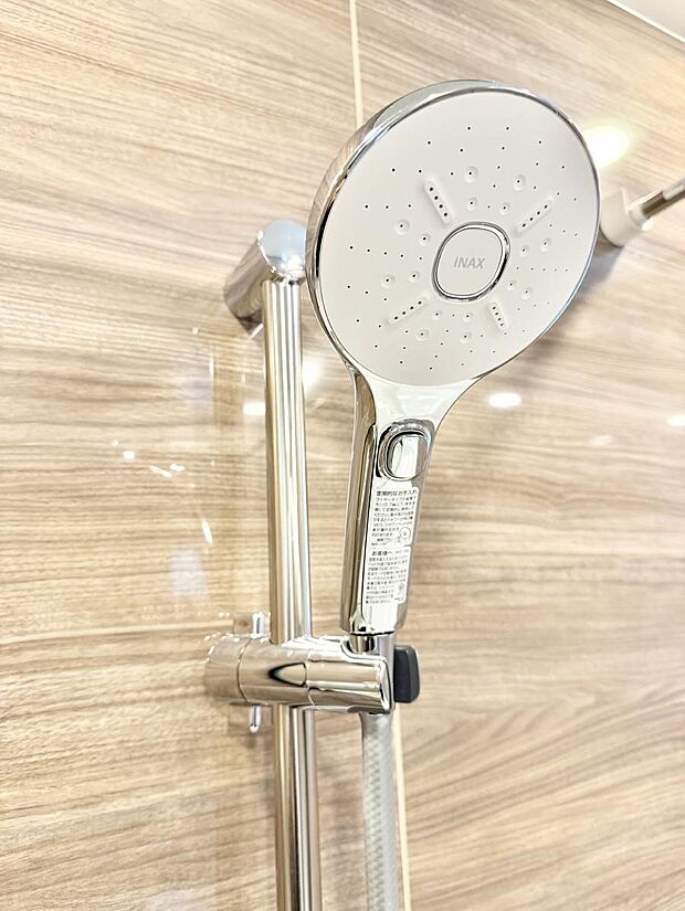 【止水シャワーヘッド】■手元で簡単に止水できるため、水の無駄遣いを減らすことができます。