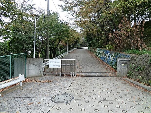 横浜市立仲尾台中学校(約1,100m・徒歩14分)