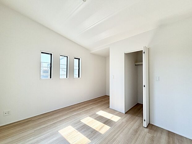 【リビング以外の居室】1号棟 ■落ち着いた色合いのお部屋で穏やかな時間を楽しめます