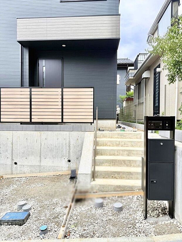 【玄関】1号棟 ■ 帰るたびにホッとする、安心感のある佇まい