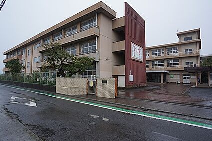 小田原市立鴨宮中学校 664m(9分)