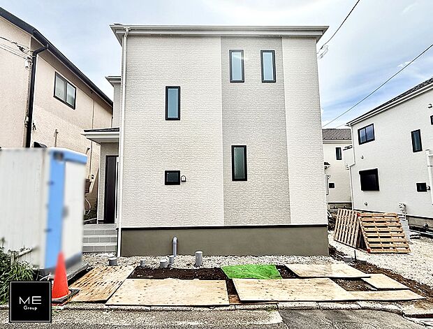【現地外観写真】B号棟 暮らしを彩る充実した設備仕様が備わった新築戸建