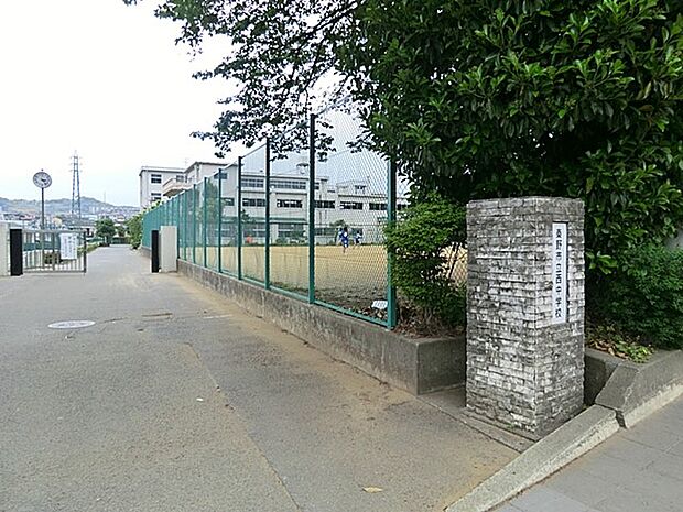 秦野市立西中学校（約1,000m・徒歩13分）