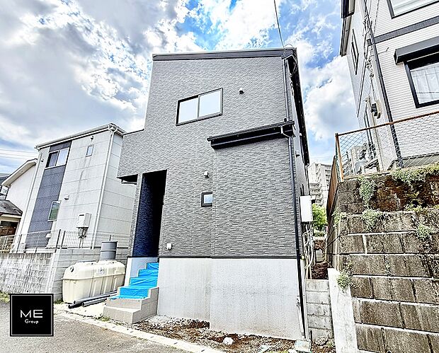 【現地外観写真】1号棟 ■暮らしを彩る充実した設備仕様が備わった住まい