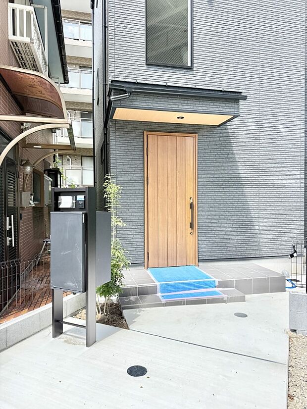 【玄関】■ シンプルで美しく、住まいの第一印象を彩る玄関です