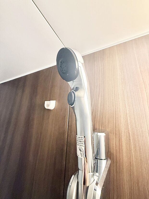 【止水シャワーヘッド】■手元で簡単に止水できるため、水の無駄遣いを減らすことができます。