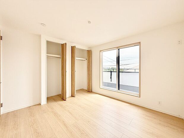 【寝室】■窓の配置や通気性の良い設計で部屋の空気がこもらず、常に新鮮な空気が流れます
