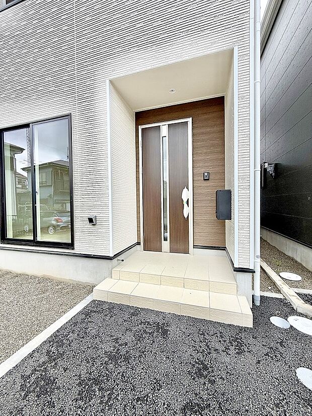 【玄関】2号棟 ■ 帰るたびにホッとする、安心感のある佇まい