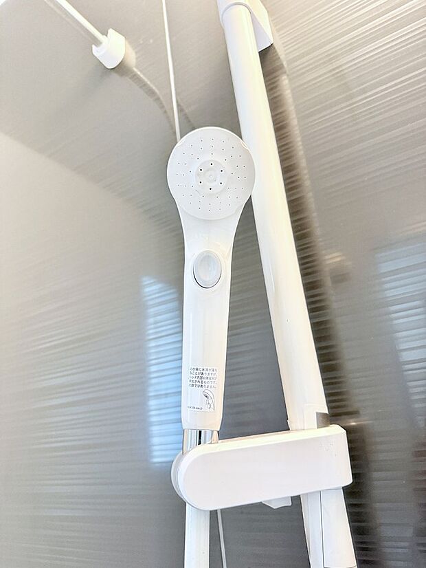 【止水シャワーヘッド】■わざわざシャワー水栓のレバーまで手を伸ばす必要がなく、簡単に止水できる