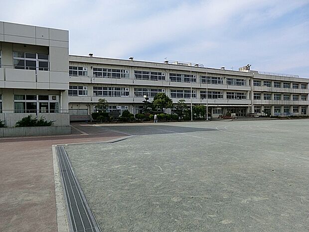 伊勢原市立比々多小学校（約1,100m・徒歩14分）