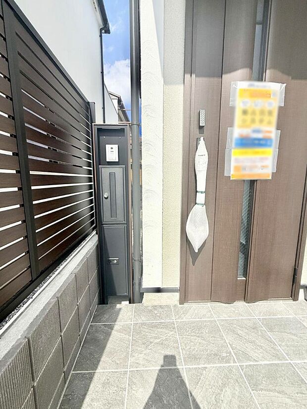 【玄関】2号棟  ■ シンプルで美しく、住まいの第一印象を彩る玄関です