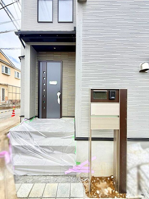【玄関】1号棟 ■ 帰るたびにホッとする、安心感のある佇まい