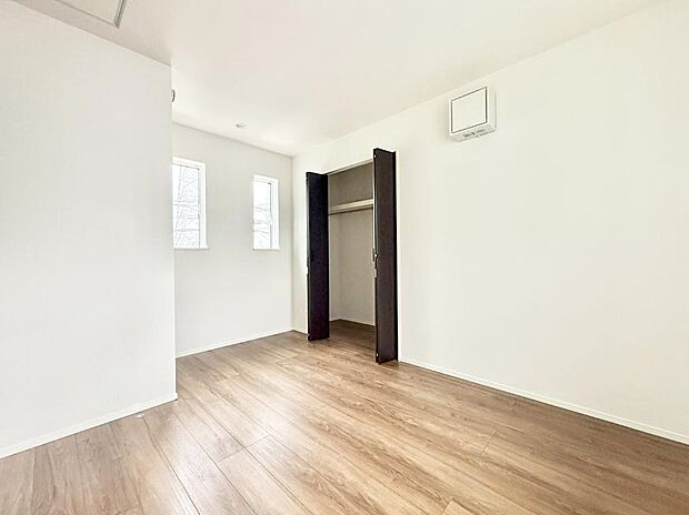 【寝室】2号棟 ■家具をうまく配置すれば広々とした空間を使い動きやすく、リラックスした時間が過ごせます