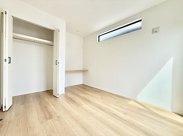 【リビング以外の居室】1号棟 ■落ち着いた色合いのお部屋で穏やかな時間を楽しめます