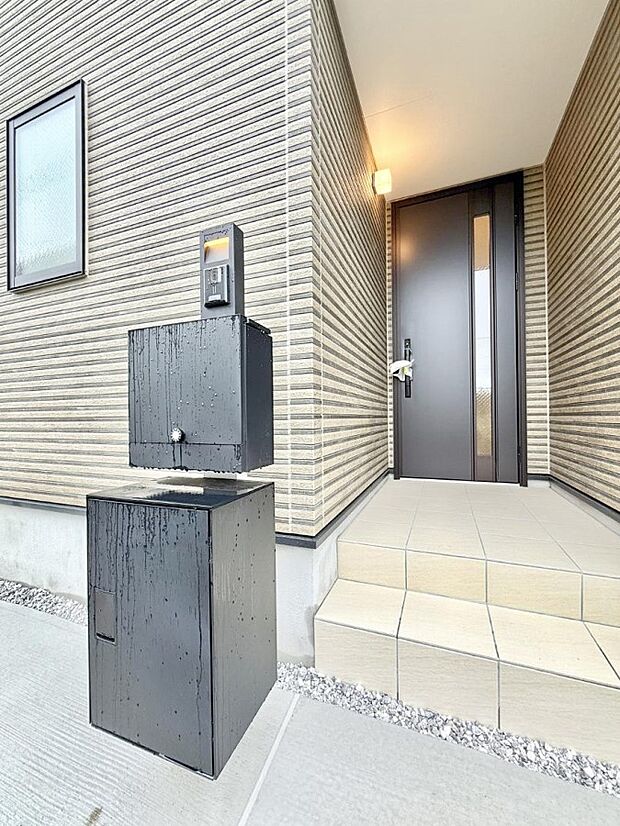 【玄関】1号棟  ■ 帰るたびにホッとする、安心感のある佇まい