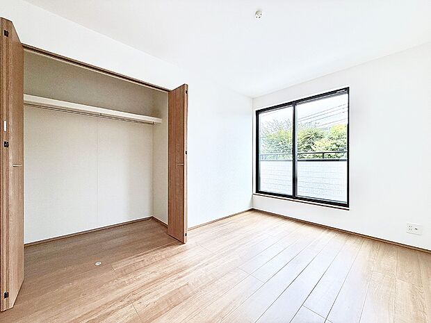 【リビング以外の居室】■落ち着いた色合いのお部屋で穏やかな時間を楽しめます