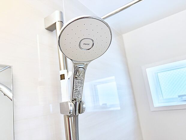 【止水シャワーヘッド】■手元で簡単に止水できるため、水の無駄遣いを減らすことができます。