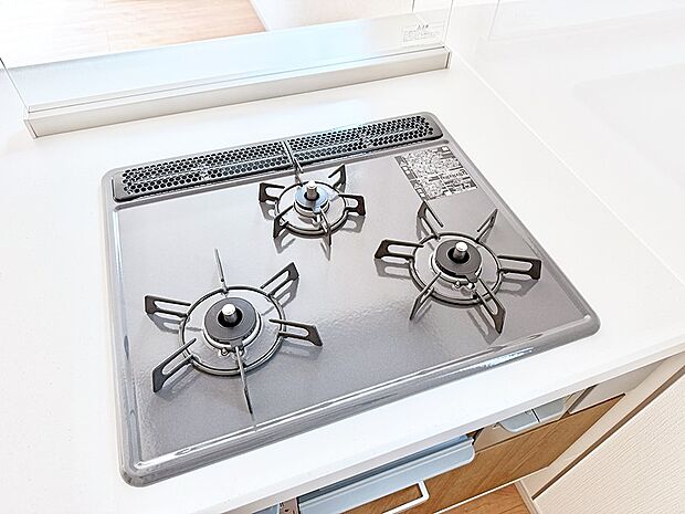 【3口ガスコンロ】■3口コンロのシステムキッチンで料理の手順もスムーズに