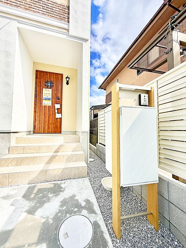 【玄関】7号棟 ■ シンプルで美しく、住まいの第一印象を彩る玄関です