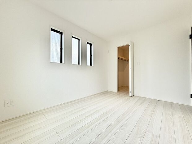 【リビング以外の居室】2号棟 ■清潔感あふれるお部屋で毎日を快適に過ごせます
