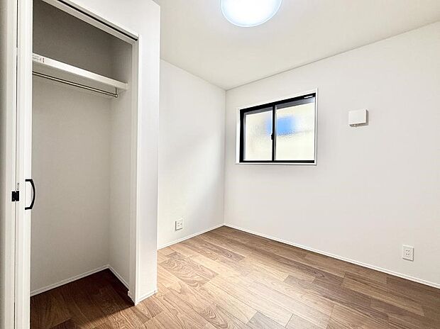 【リビング以外の居室】■落ち着いた色合いのお部屋で穏やかな時間を楽しめます