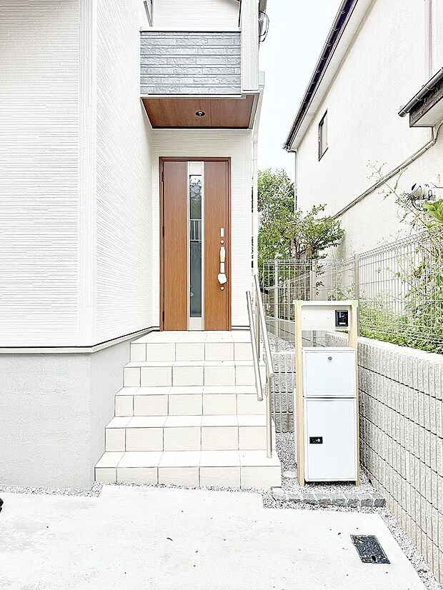 【玄関】1号棟 ■ 帰るたびにホッとする、安心感のある佇まい