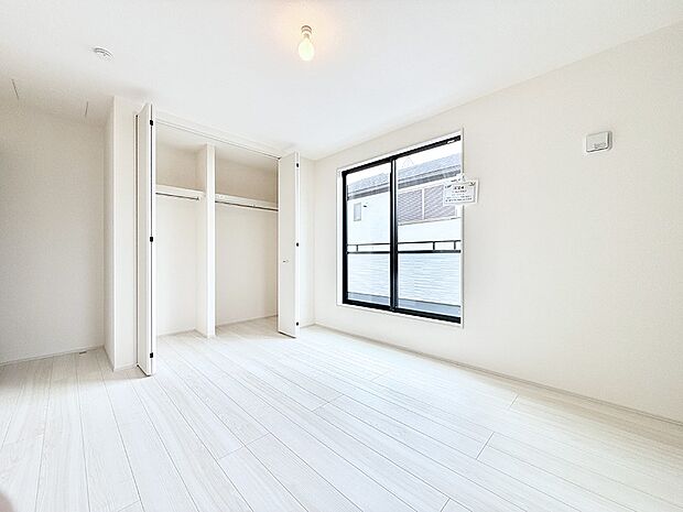 【リビング以外の居室】1号棟 ■落ち着いた色合いのお部屋で穏やかな時間を楽しめます