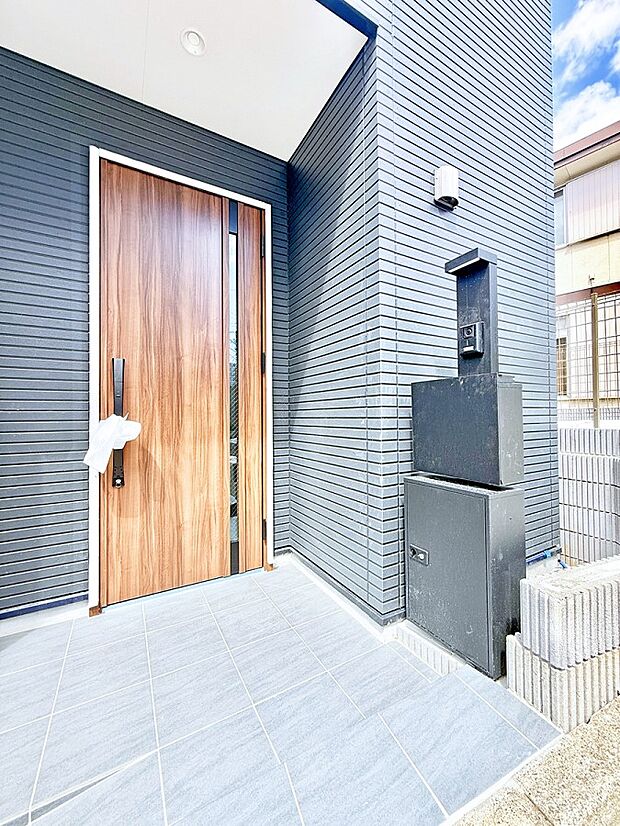 【玄関】2号棟 ■ 帰るたびにホッとする、安心感のある佇まい