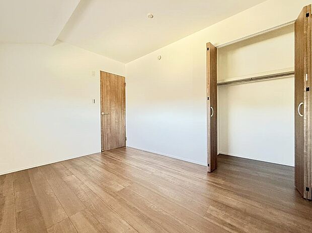 【リビング以外の居室】1号棟 ■清潔感あふれるお部屋で毎日を快適に過ごせます