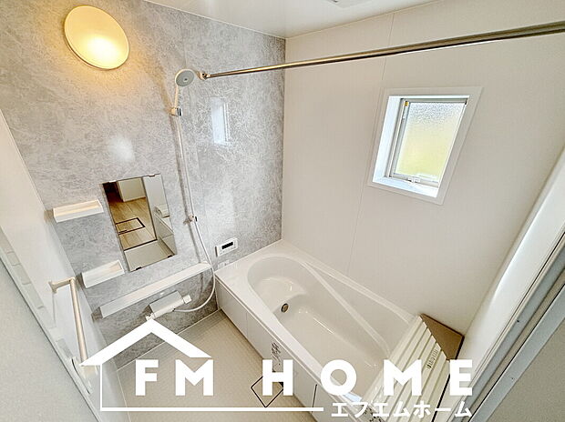 【■現地浴室写真・13号棟■】ゆったり入れる浴槽や、一坪サイズのゆとりの空間をご用意しました。明るいトーンの色調は、シンプルで衛生的な空間を演出。