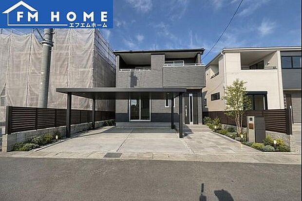 ■１号棟・外観写真■
自然光によく映える外観デザイン。日々の暮らしに明るさと落ち着きをもたらします。※エクステリアおよび車両はCGによるイメージです。有償オプションで設置可能です。