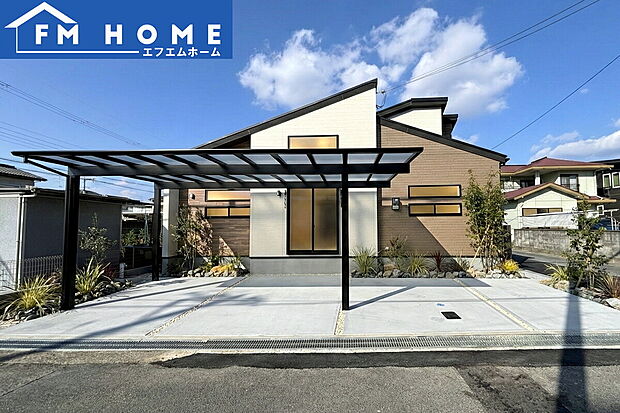 落ち着いた色合いが親しみやすい印象を与える外観です。穏やかな雰囲気が街並みによく馴染みます。※エクステリアおよび車両はCGによるイメージです。有償オプションで設置可能です。