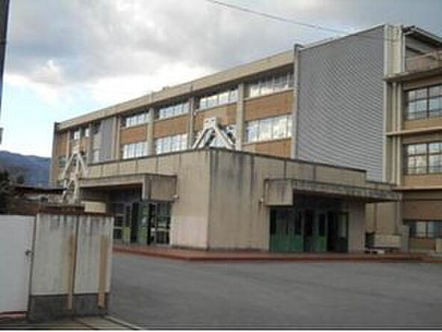 御所小学校(約800m)